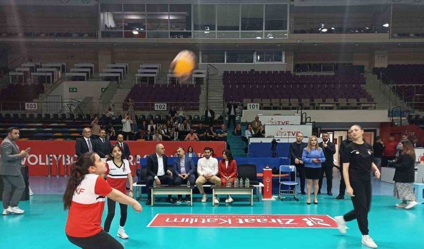 RTÜK Başkanı Şahin, Türkiye Voleybol Federasyonu’nda çocuklarla bir araya geldi
