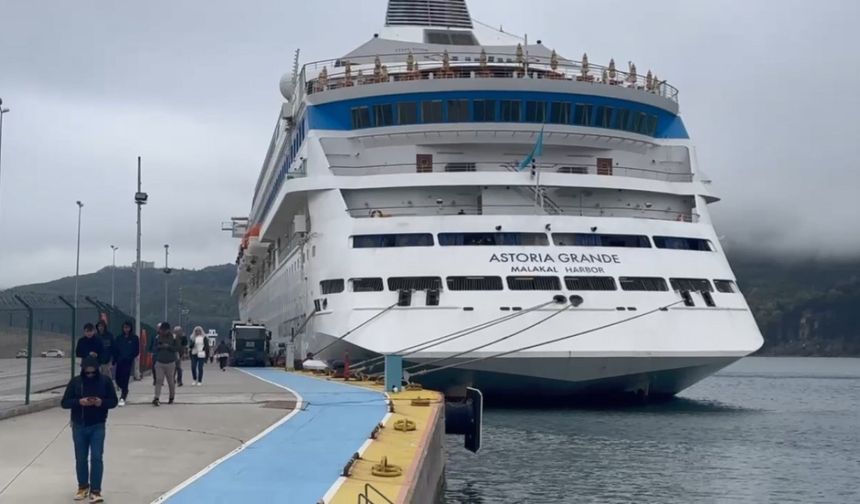 Rus turistler Amasra’ya doyamıyor