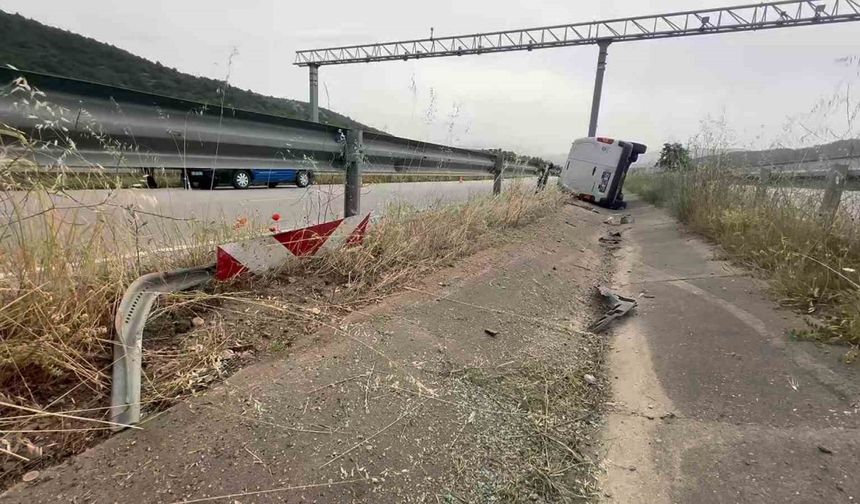Amasya’da hafif ticari araç refüjdeki su kanalına uçtu: 2 yaralı