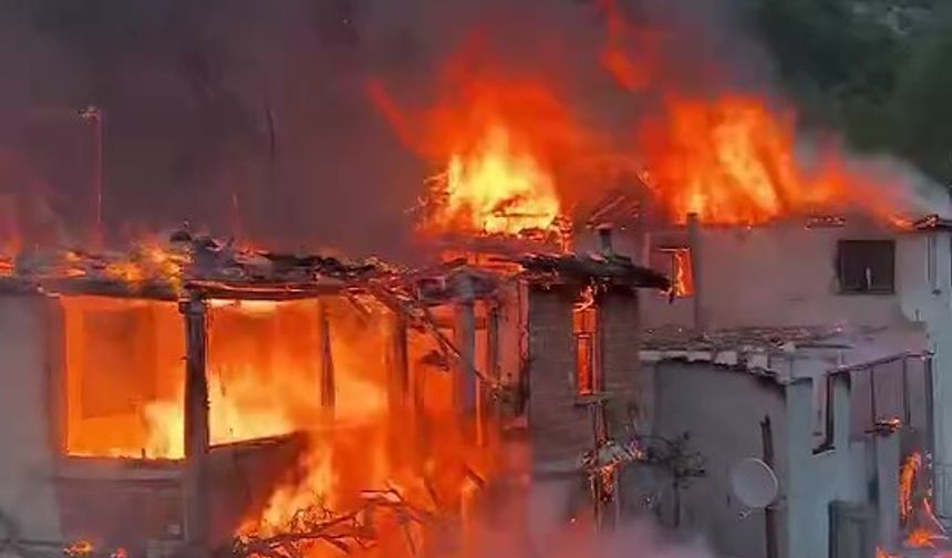 Amasya’da 4 ahşap ev yandı