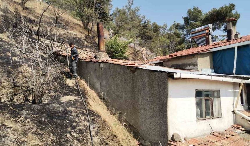 Otluk alanda çıkan yangın eve sıçramadan söndürüldü