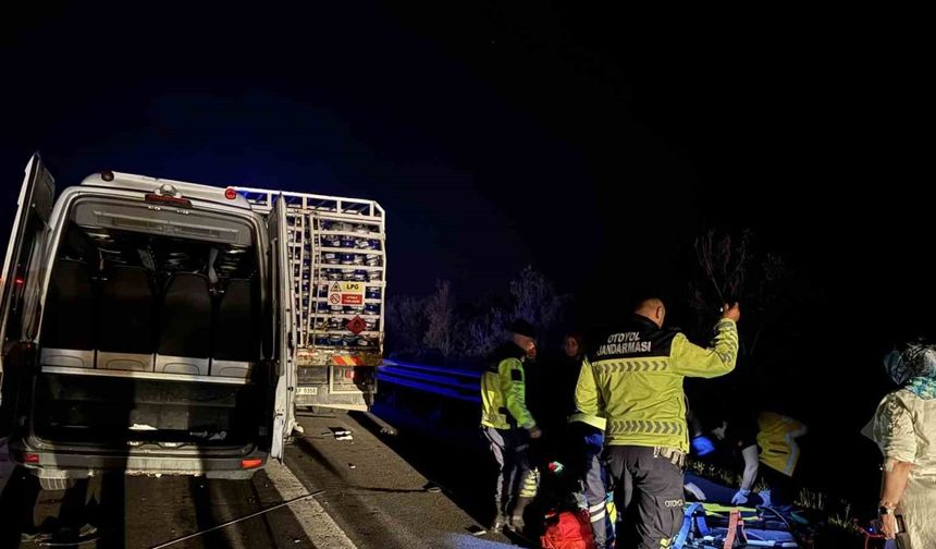 TEM’de can pazarı... Tüp yüklü kamyon ile minibüs çarpıştı: 16 yaralı