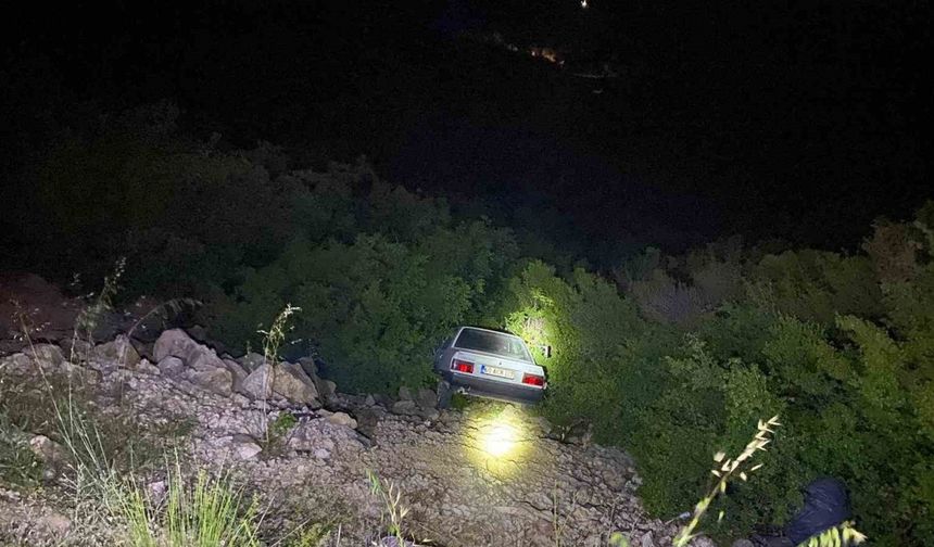 Erbaa’da Otomobil Uçuruma Yuvarlandı, 3 Kişi yaralandı