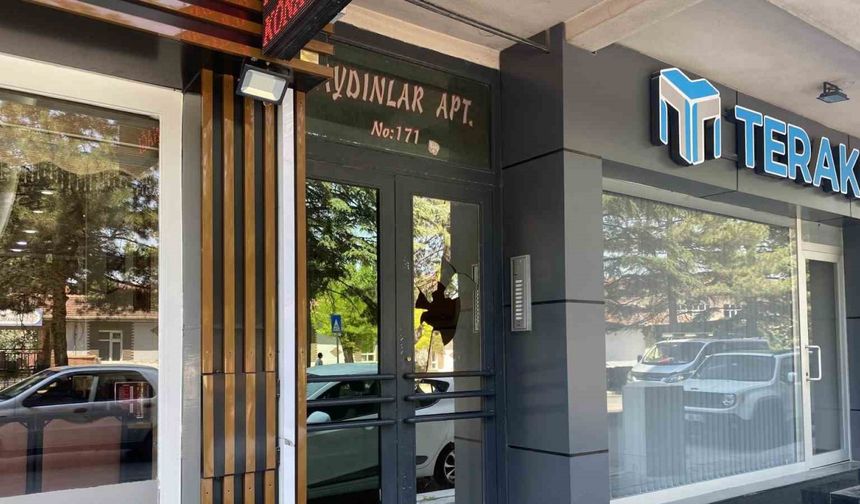 Apartman kapısının camını taş fırlatarak kırdılar