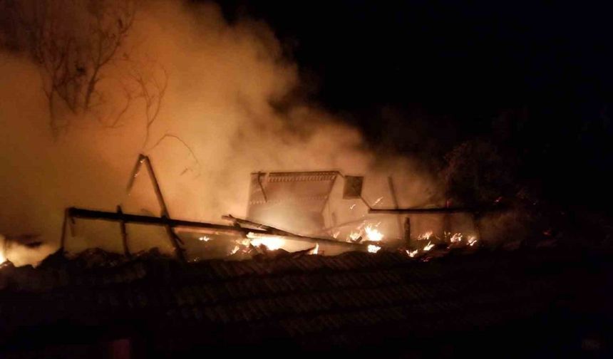 Çorum’da çıkan yangında 2 ev, 2 garaj ve 1 ahır kül oldu