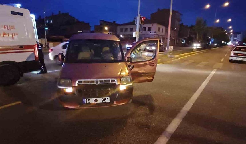 Çorum’da hafif ticari araçla çarpışan motosikletin sürücüsü yaralandı