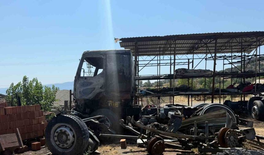 Çorum’da trafo patladı: Oto geri dönüşüm atölyesi ve arı kovanları yandı