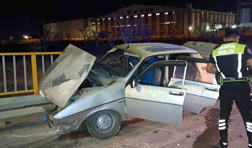 Karaman’da kontrolden çıkan otomobil bariyerlere saplandı