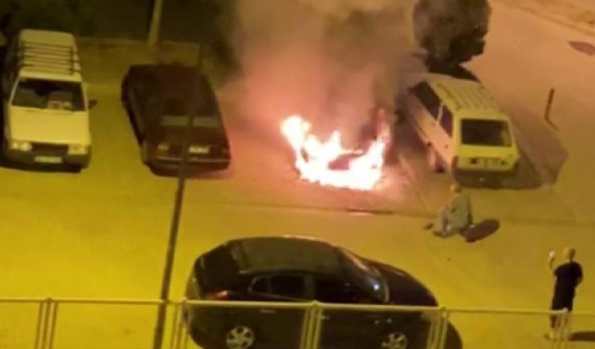 Karaman’da park halindeki otomobil alev alev yandı