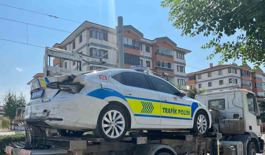 Kazayı inceleyen polisin aracına kontrolden çıkan otomobil çarptı: 1’i polis 3 yaralı