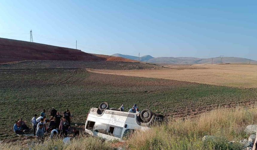 Konya’da tarım işçilerini taşıyan minibüs devrildi: 15 yaralı