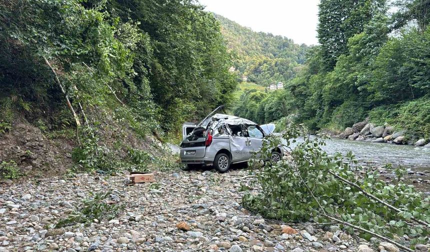 Rize’de kontrolden çıkan hafif ticari araç dereye uçtu