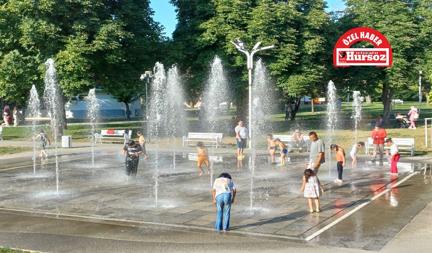 Sıcaktan Kavrulan Çocuklar Fıskiyelerle Serinledi
