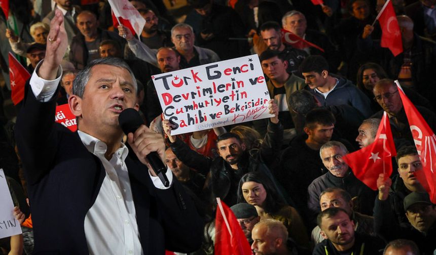 Tokatlı Alper Keleş'in Pankartına Özgür Özel'den Alkış Yağmuru