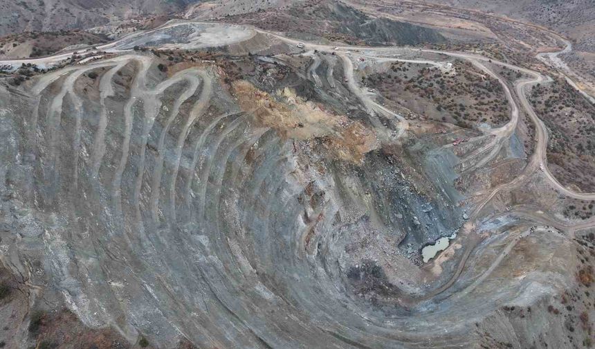 Göçük altında kalan işçiyi arama kurtarma çalışmaları 3'üncü gününde devam ediyor