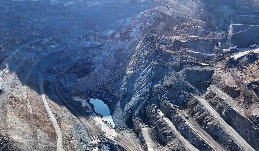 Göçük altında kalan şantiye müdürünü kurtarma çalışmaları 5'inci gününde devam ediyor