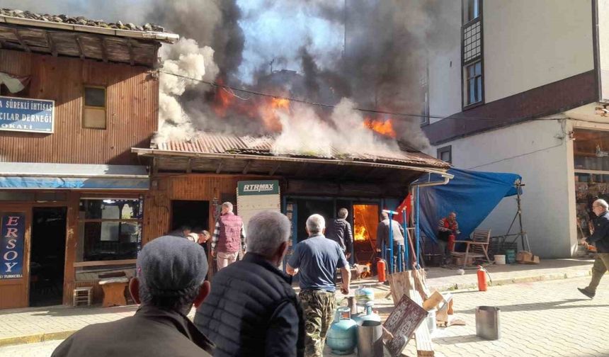 Kalaycı dükkanındaki yangını söndürmek için seferber oldular