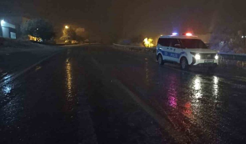 Kar ve tipi etkisini artırdı, kara yolları trafiğe kapatıldı