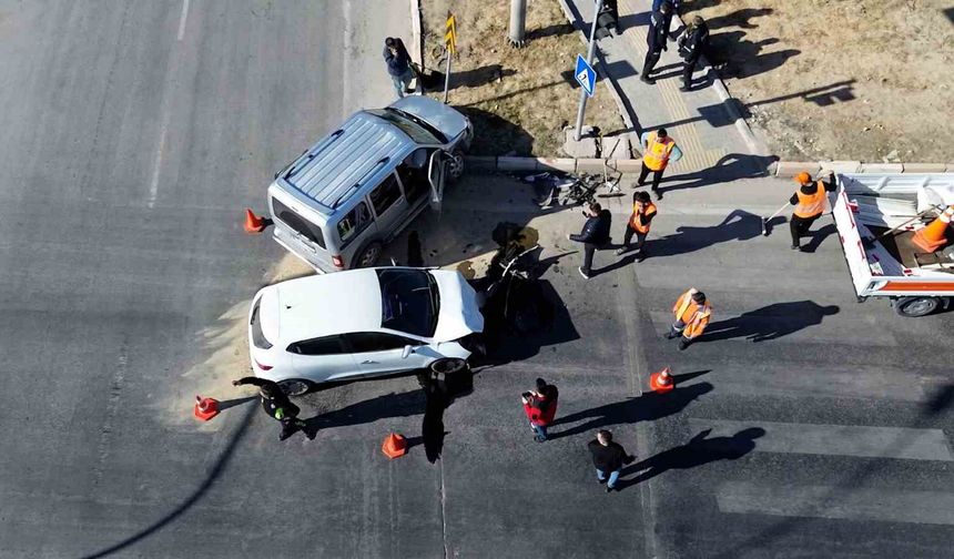 Karaman'da hafif ticari araçla otomobil çarpıştı: 3 yaralı