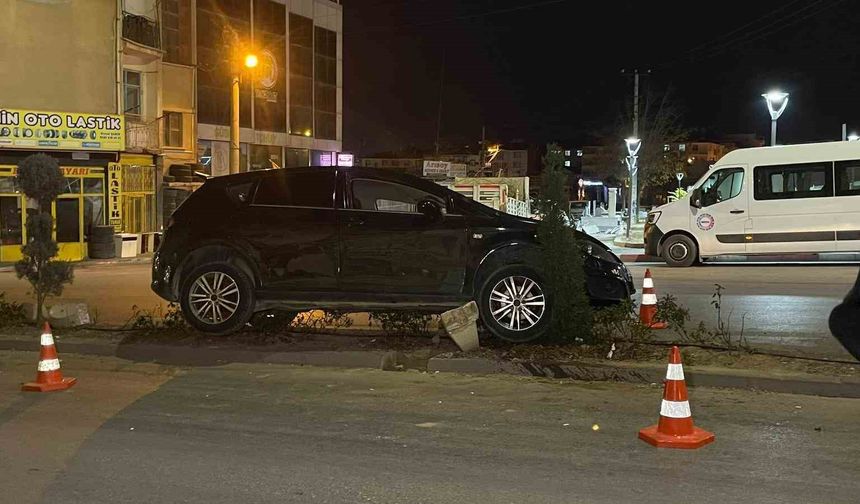 Karaman'da kontrolden çıkan otomobil refüje çıktı