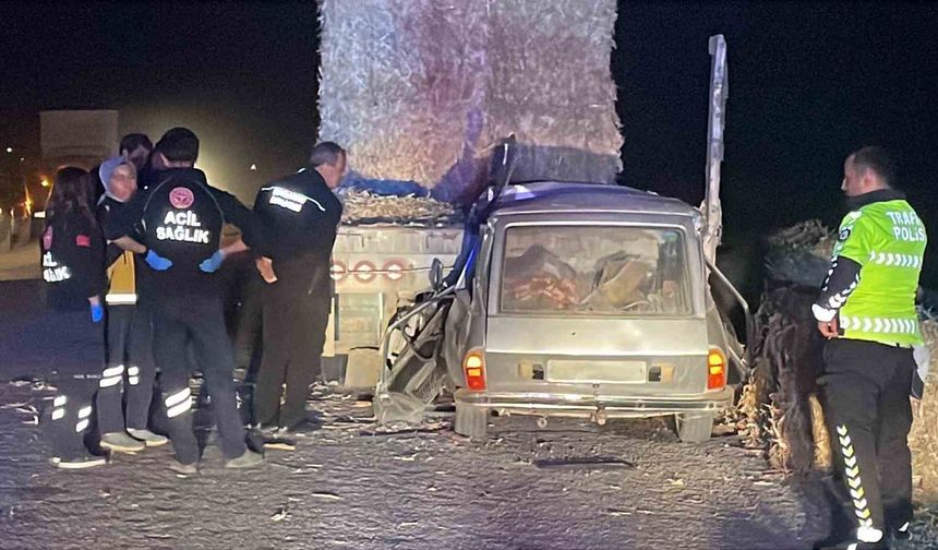 Karaman'da otomobil tıra ok gibi saplandı: Karı-koca hayatını kaybetti