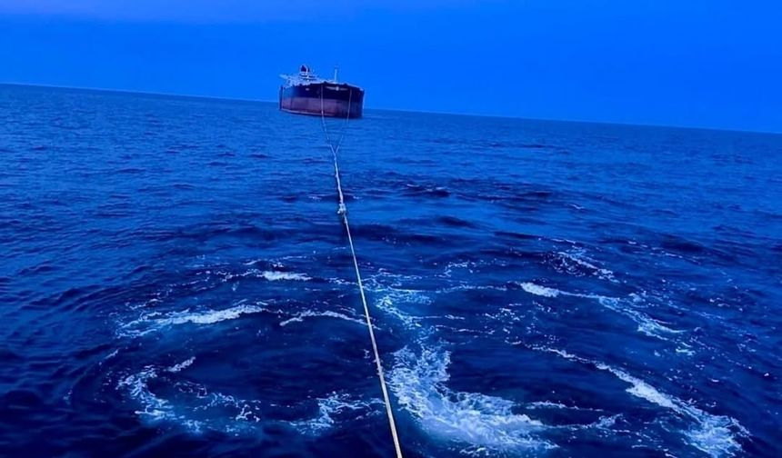 Kastamonu açıklarında isabet alan 'Virat' isimli gemi Türkeli'ye çekiliyor