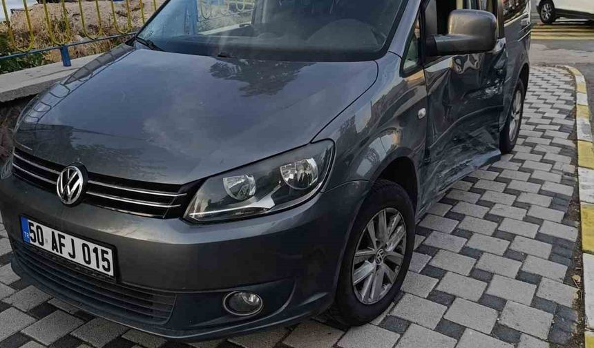 Kazada savrulan araç kaldırımdaki yayaya çarptı: 1 ağır yaralı