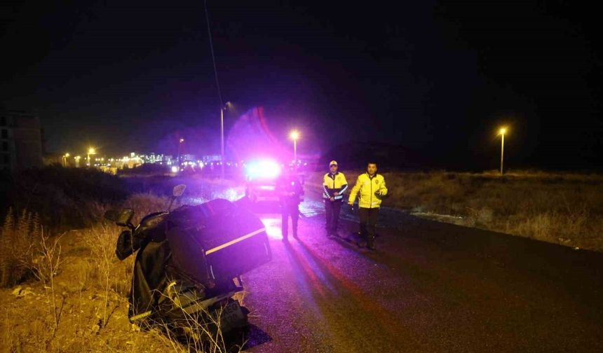 Kediye çarpmamak için ani fren yapan motosikletli yola savruldu