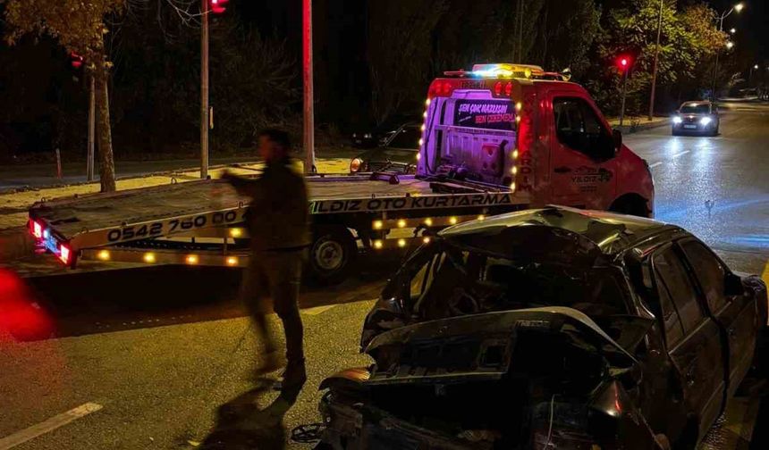 Kırşehir'de kaldırıma çarpan otomobil takla attı: 1 yaralı