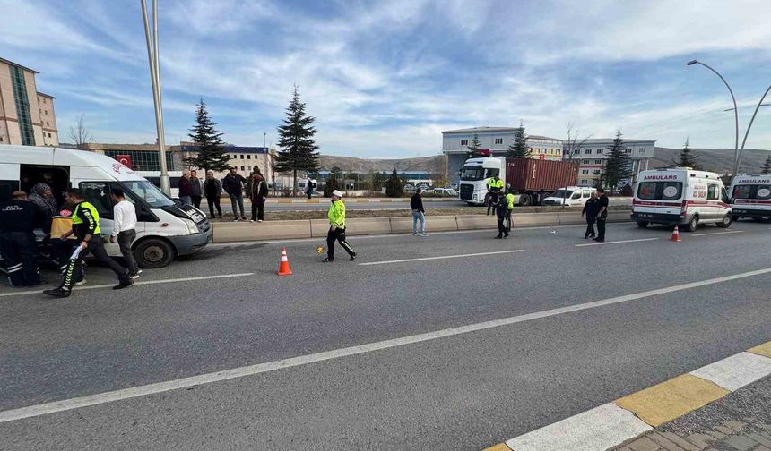 Minibüsün çarptığı yaşlı adam kurtarılamadı