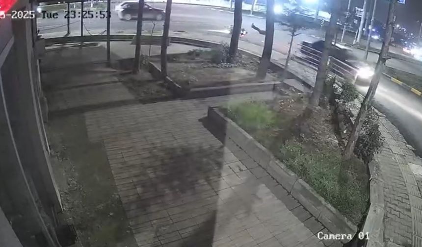 Otomobille motosikletin çarpıştığı kaza kamerada