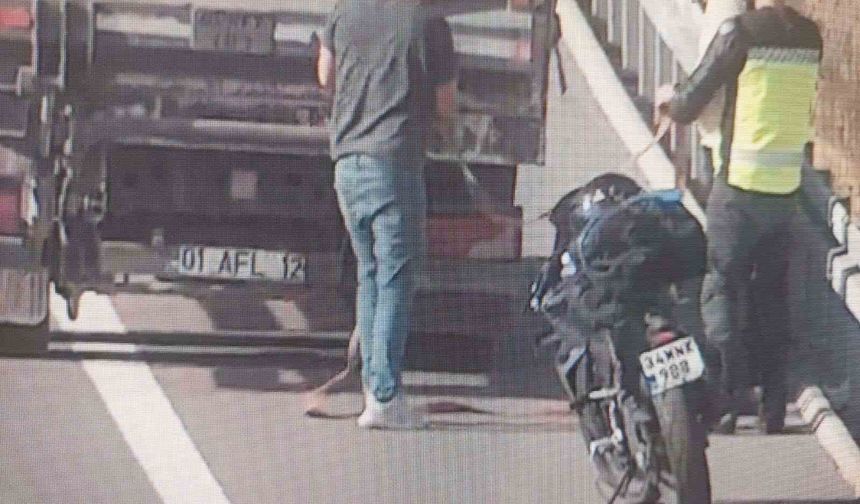 Otoyolda tehlikeli yolculuk kameralara yansıdı: Benzini biten motosikleti kamyonla çektiler