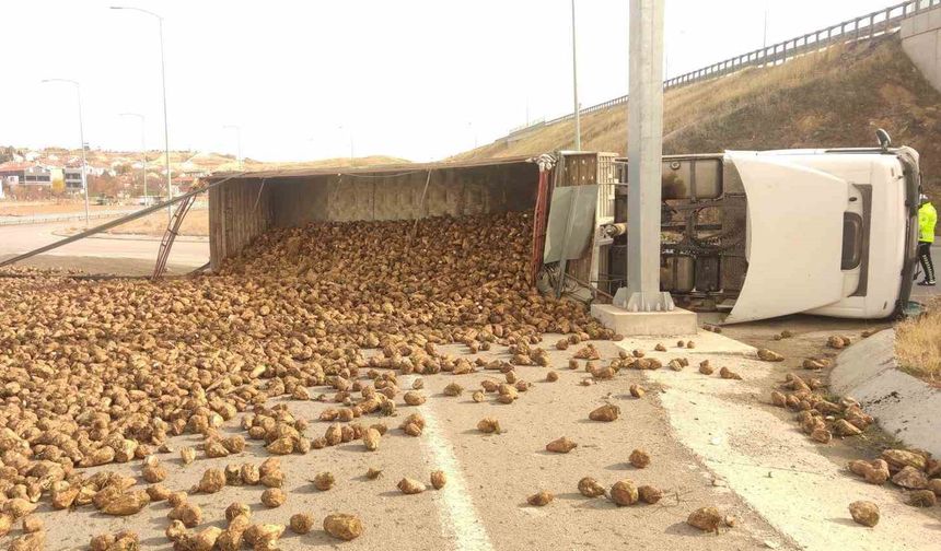 Pancar yüklü kamyon devrildi