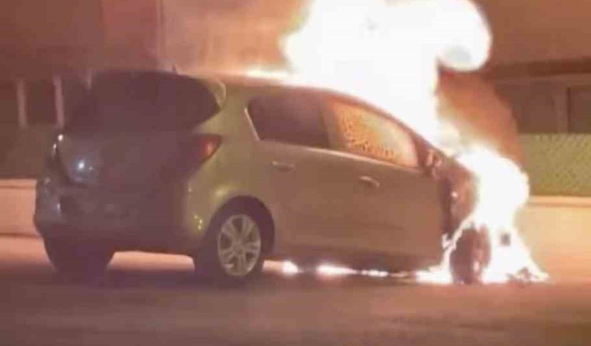 Park halindeki otomobil alevlere teslim oldu