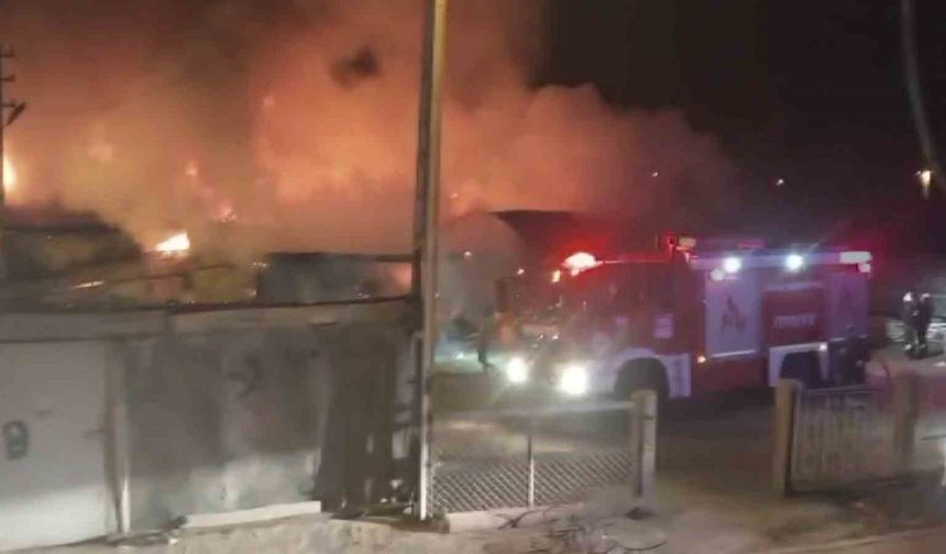 Sivas’ta ahır yangını geceyi aydınlattı