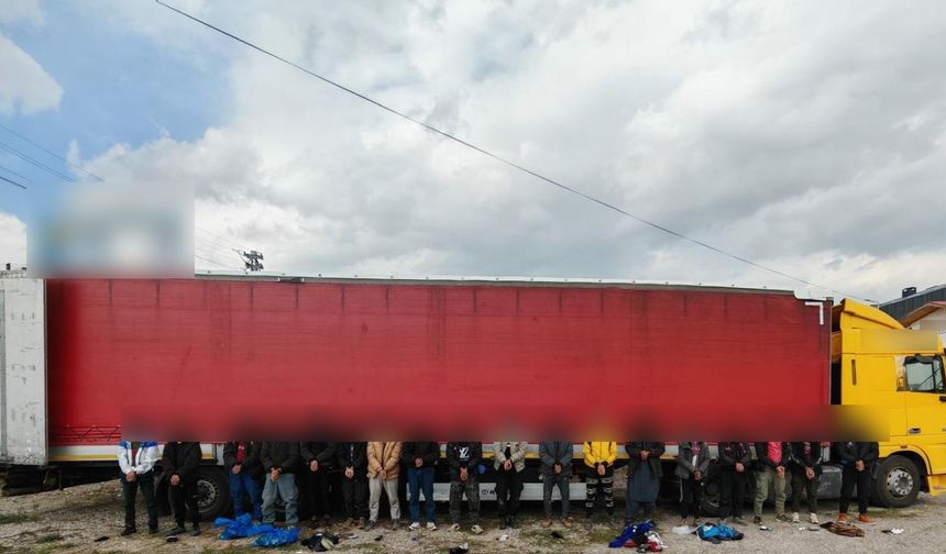 Sivas’ta tır dorsesinde 18 kaçak göçmen yakalandı, sürücüler tutuklandı