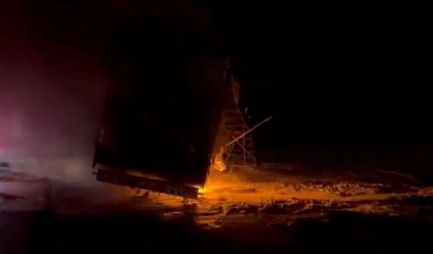 Tır alev alev yandı: Yol 3 saat kapalı kaldı