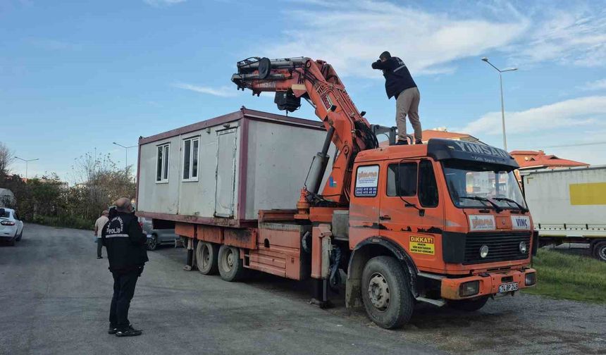 Tırın dorsesindeki konteynerden düşen işçi ağır yaralandı