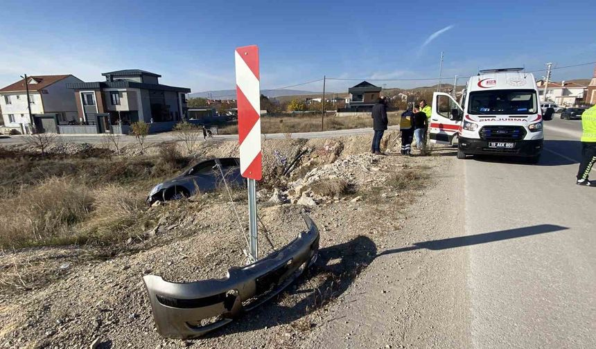 Yoldan çıkan otomobil taşlık alanda asılı kaldı