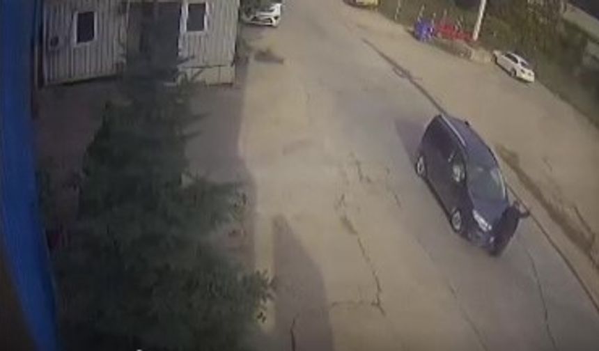 Yolun karşısına geçmek isteyen yaşlı adama aracın çarpma anı kamerada