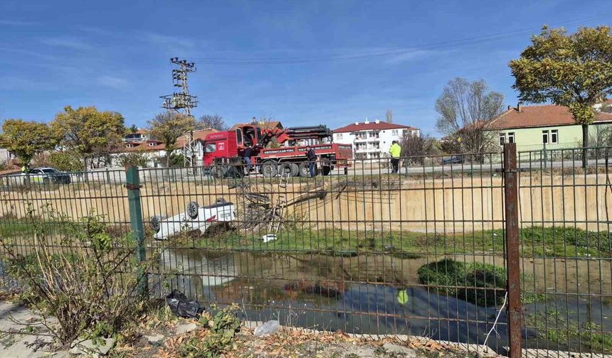 Yozgat'ta araç kanala uçtu 1 kişi yaralandı