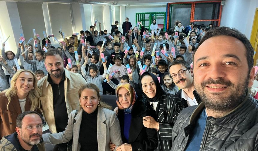 Tokatlı eczacılardan öğrencilere diş macunu ve fırçası hediyesi