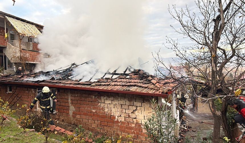 Elektrik Kontağından Çıkan Yangında Ev Kullanılamaz Hale Geldi