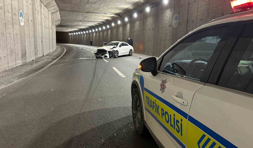 Alkollü sürücünün karıştığı kazada lüks otomobil pert oldu