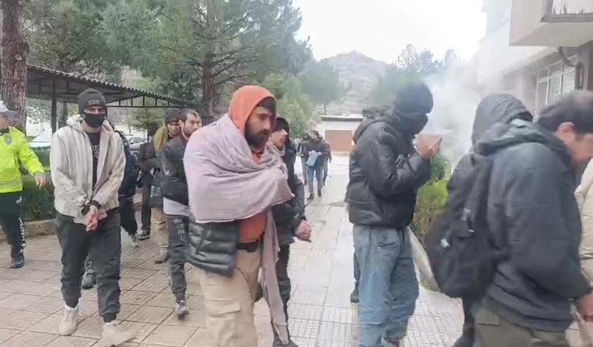 Amasya'da tırdan 42 kaçak göçmen çıktı