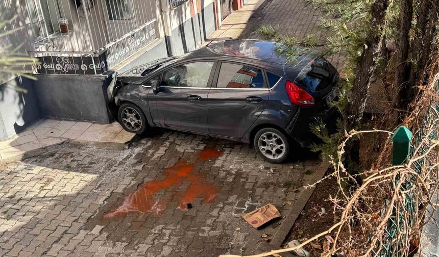 Apartman bahçesine düşen araçta 4 kişi yaralandı