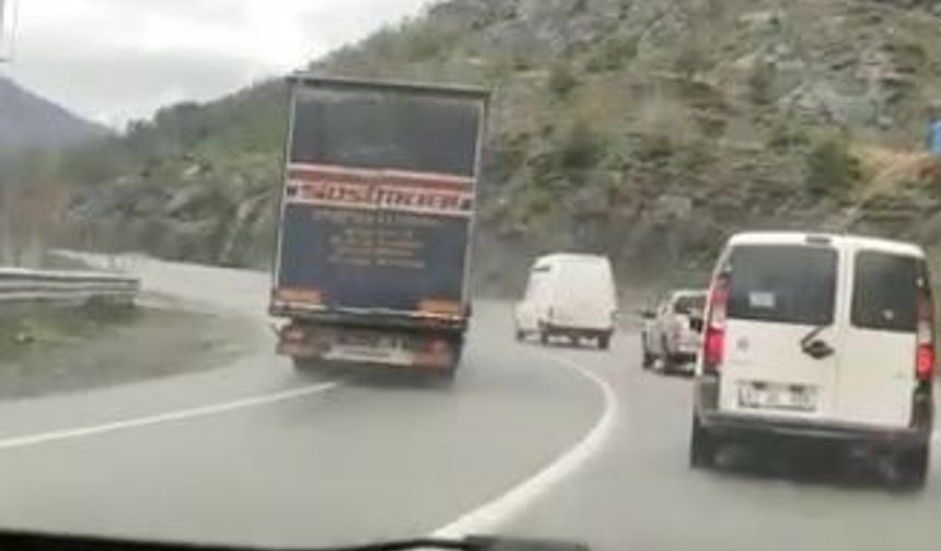 Artvin'de tır şoförünün virajda 5 aracı sollaması faciaya davetiye çıkardı