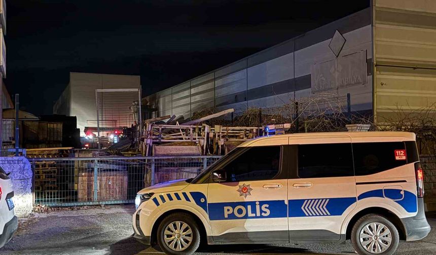Atık maddeler alev aldı, fabrikaya sıçrayan yangın büyümeden söndürüldü
