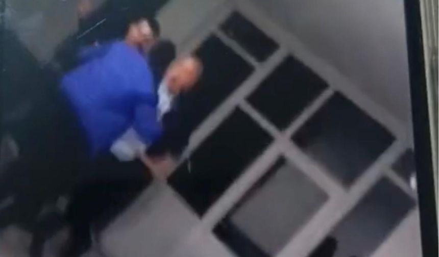 Belediye başkanının sopayla gençleri dövdüğü iddia edildi