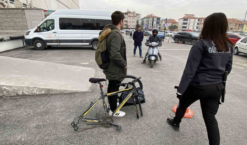 Bisikletin kilidini açamayınca tekerini söküp çaldılar